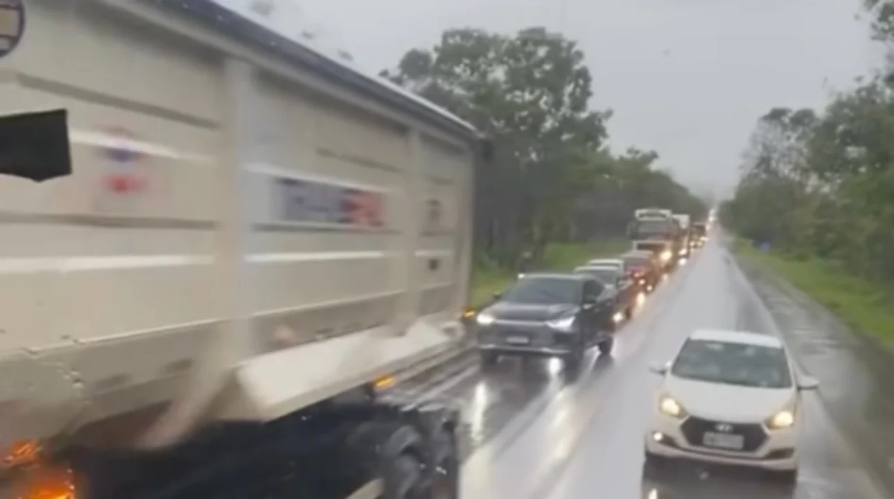 Caminhoneiro flagra motorista que entrou na contramão para fugir de fila