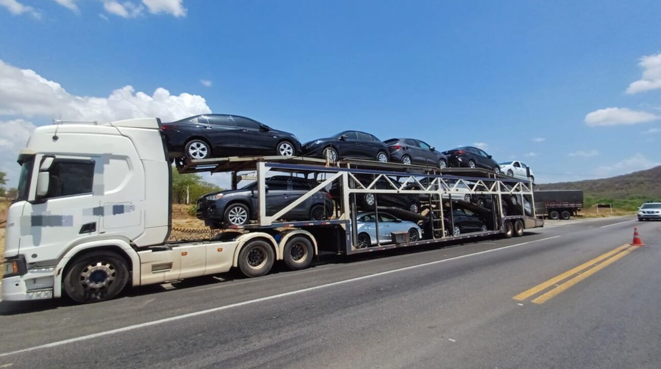 Carro roubado é flagrado sendo transportado em cegonha.