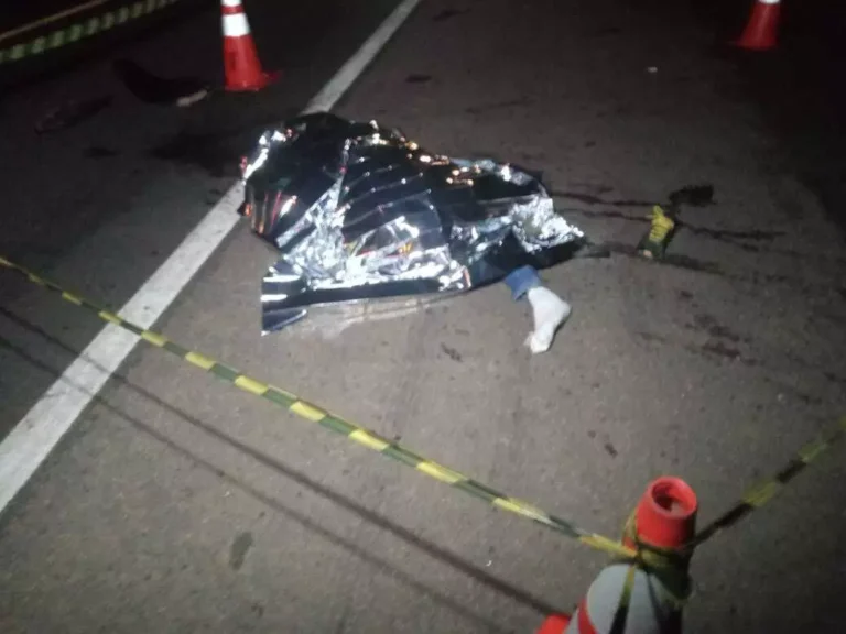 Caminhoneiro morre atropelado ao trocar pneu na Ayrton Senna de madrugada