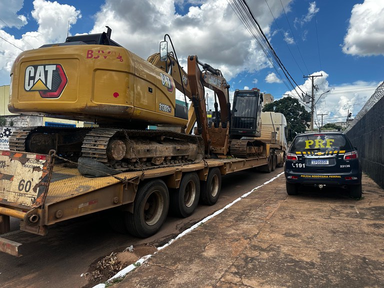 PRF Recupera duas escavadeiras furtadas em Rondonópolis/MT