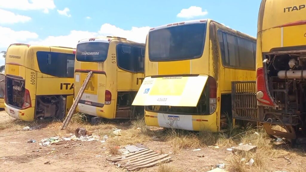 Abandono e descaso: ônibus da Itapemirim se deterioram em ponto de apoio em Feira de Santana