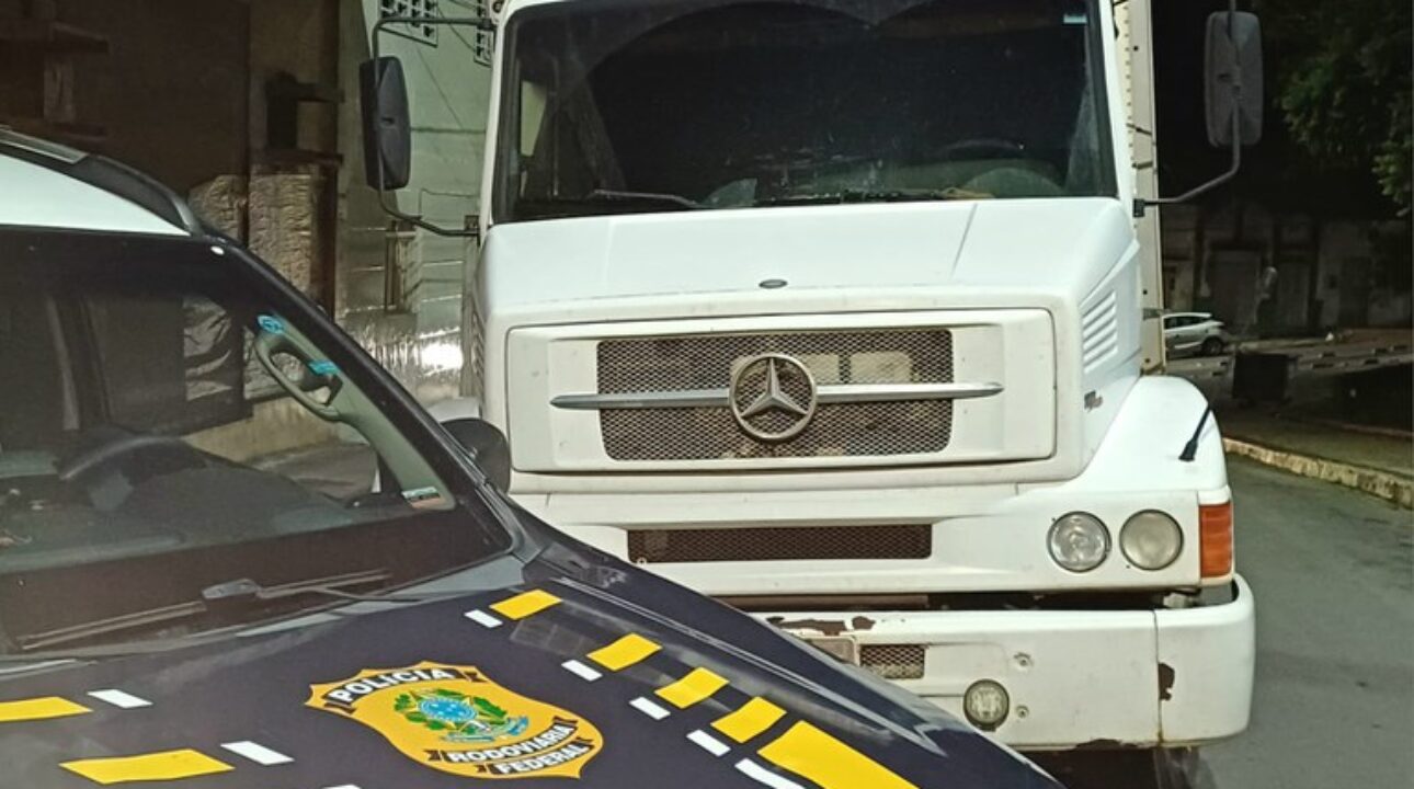 PRF recupera caminhão roubado e liberta motorista mantido refém em Garanhuns