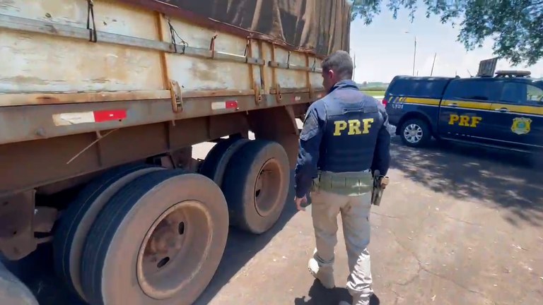 PRF Flagra Carreta com Freios Inoperantes e Pneus no arame em Santa Terezinha do Itaipu (PR)