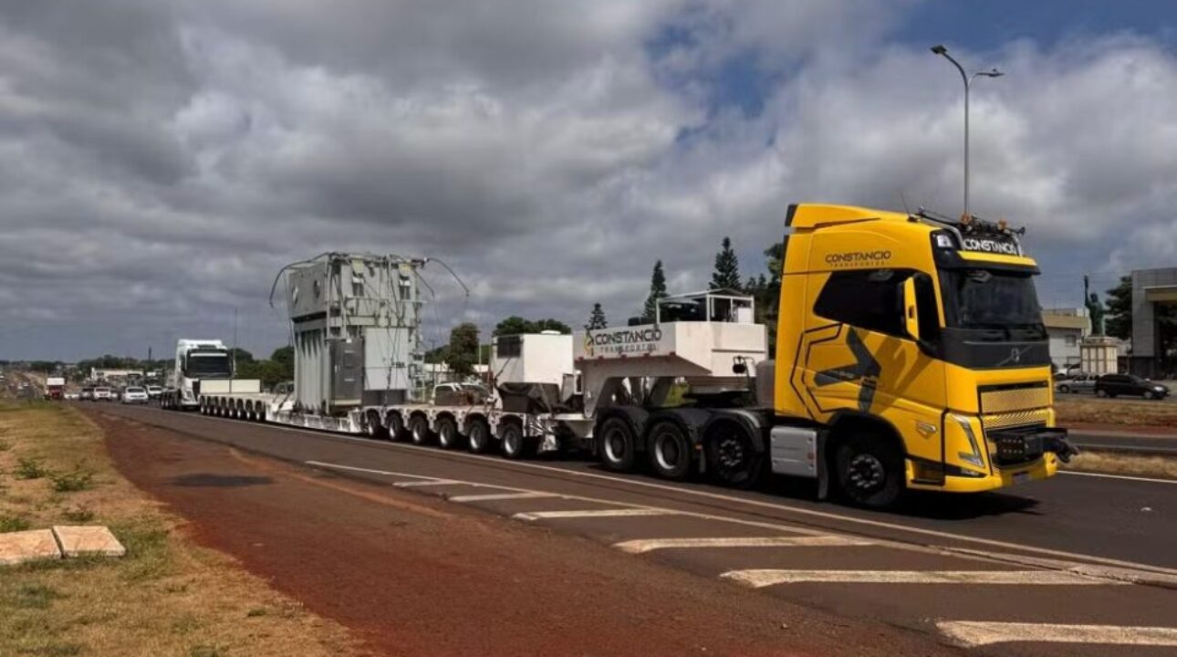 Megaoperação no Paraná: Transformador de 122 toneladas é transportado com caminhão de 124 rodas