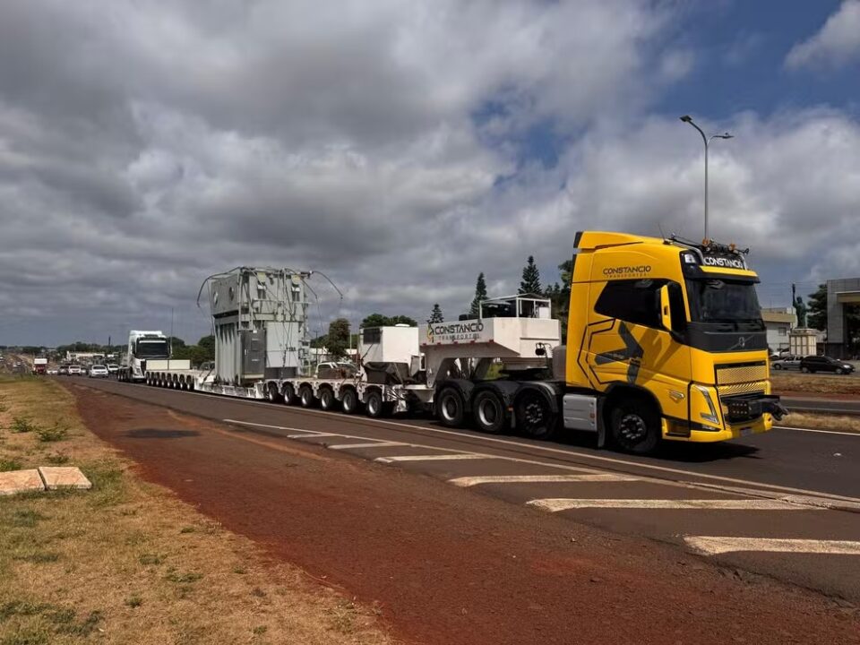 Megaoperação no Paraná: Transformador de 122 toneladas é transportado com caminhão de 124 rodas