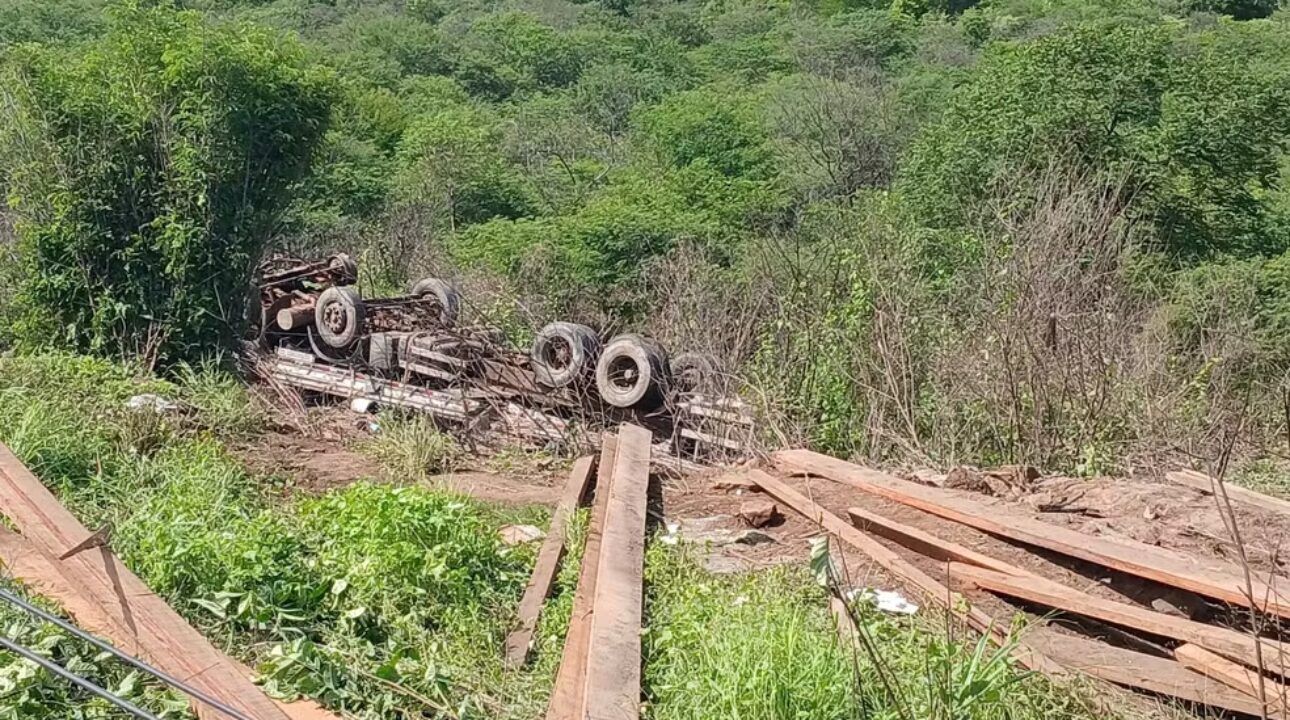 Caminhoneiro morre após tombamento de veículo na BR-316 em Picos