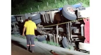 Caminhoneiro morre após carreta tombar na BR-470, em Pouso Redondo