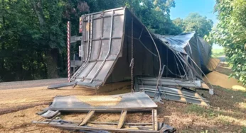 Caminhão com dois semirreboques tomba na PR-473, em Quedas do Iguaçu