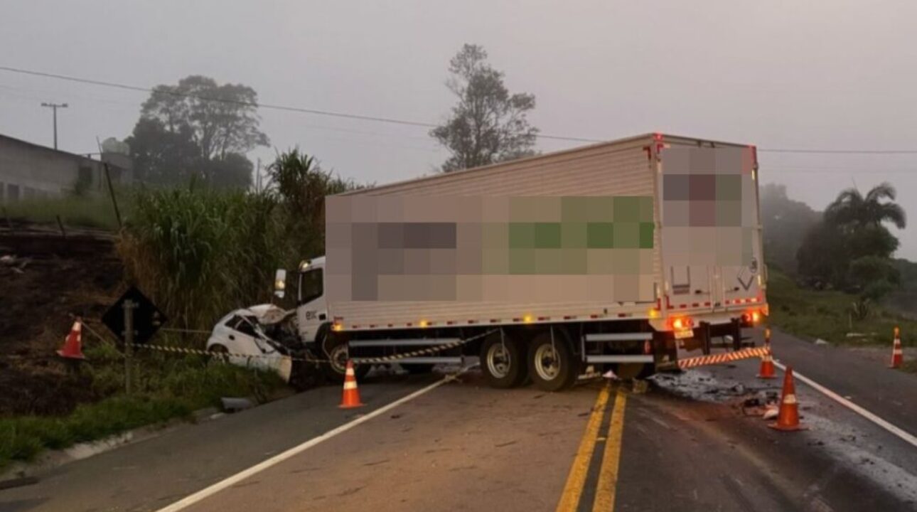 Casal morre em grave acidente entre carro e caminhão na BR-476, no Paraná