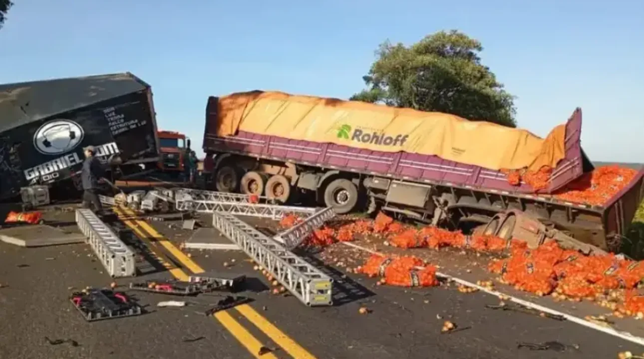 Colisão frontal entre caminhão e carreta deixa dois mortos e interdita rodovia no Paraná