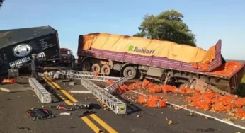 Colisão frontal entre caminhão e carreta deixa dois mortos e interdita rodovia no Paraná
