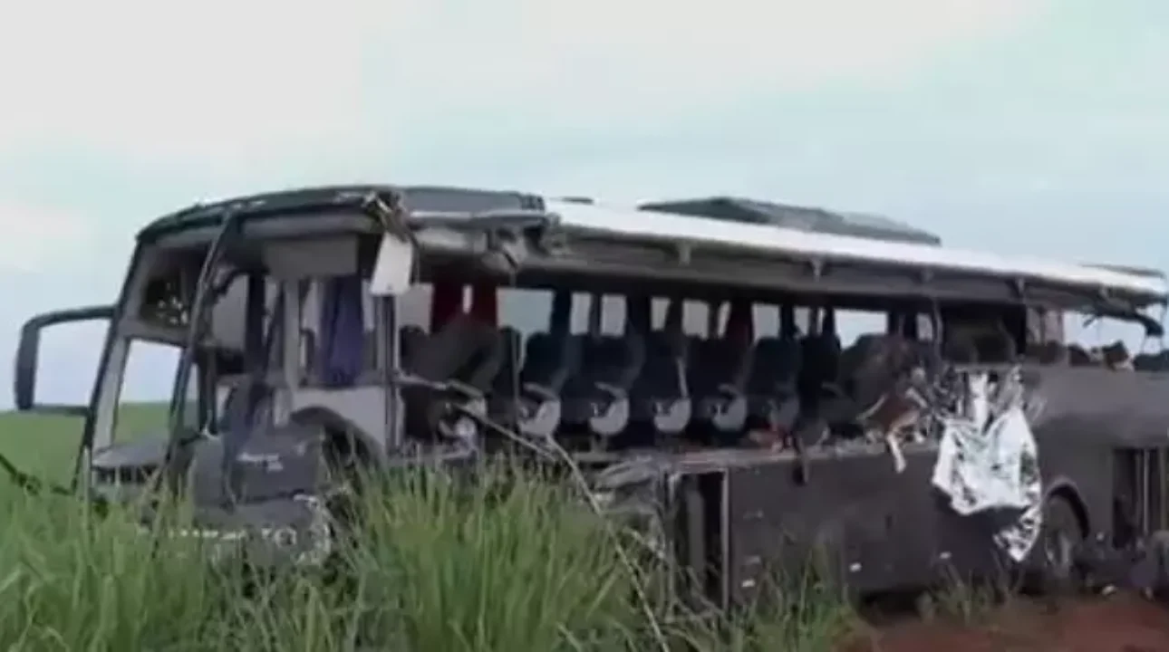 Colisão entre ônibus e caminhão deixa 10 mortos e 21 feridos no interior de SP