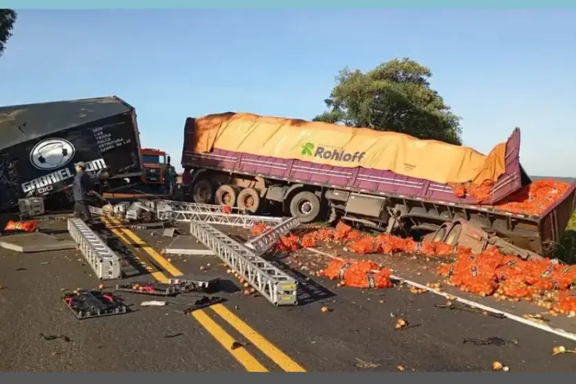 Colisão frontal entre caminhão e carreta deixa dois mortos e interdita rodovia no Paraná