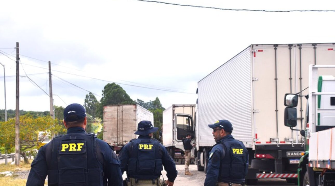 Suspeitos de roubo de carga são detidos pela PRF após perseguição na BR-232, em Bezerros (PE)