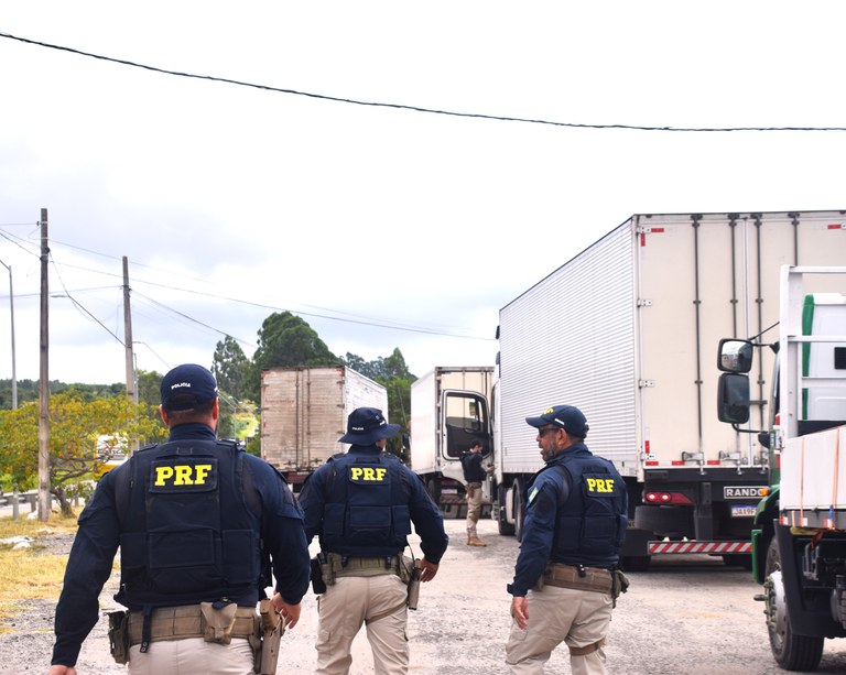 Caminhoneiro viajando com filha de 7 anos é flagrado sem descanso e com rebites na BR-116