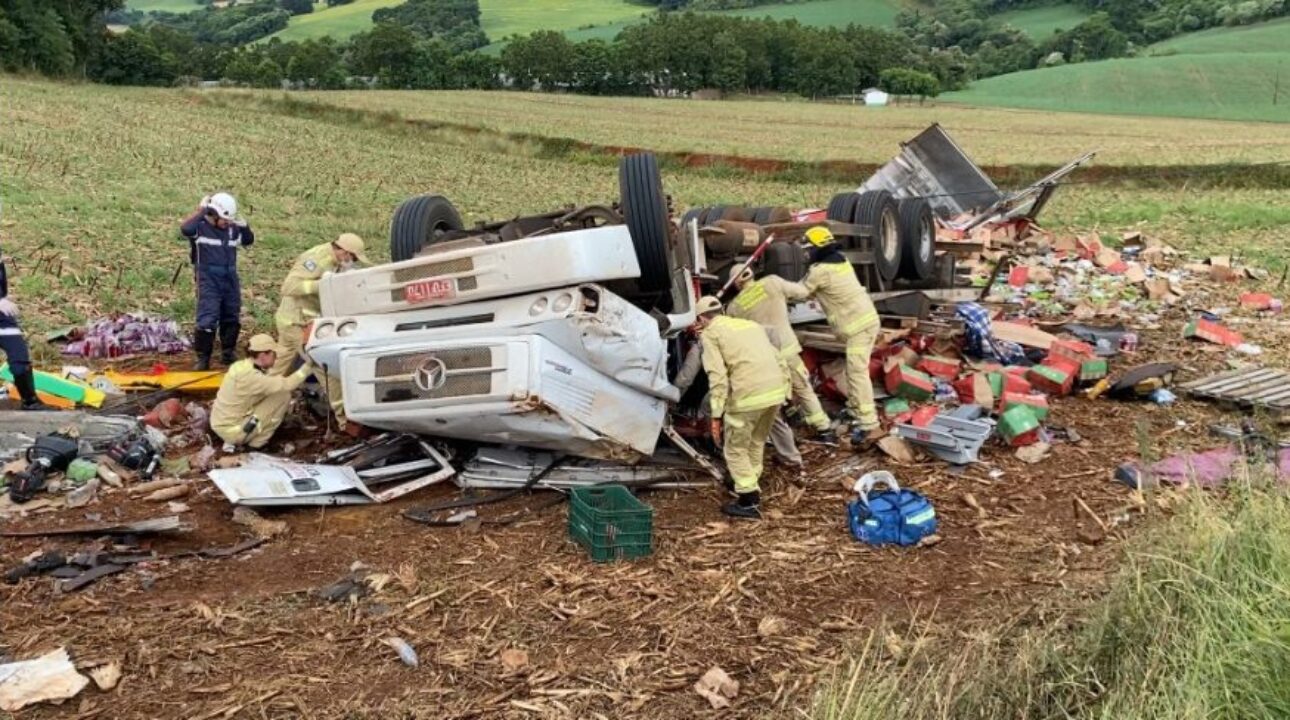 Caminhão carregado com bebidas alcoólicas capota na PR-566 e deixa motorista gravemente ferido