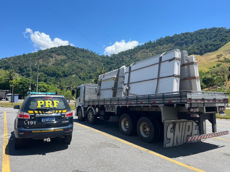 PRF flagra caminhão com excesso de peso e eixo irregular no Espírito Santo