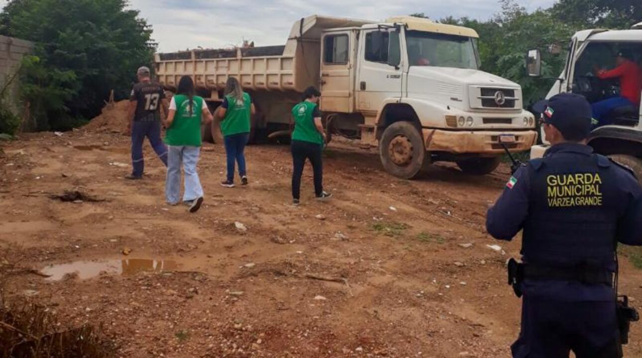 Guarda Municipal flagra caminhão despejando entulho em lagoa de Várzea Grande