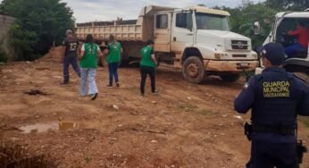 Guarda Municipal flagra caminhão despejando entulho em lagoa de Várzea Grande