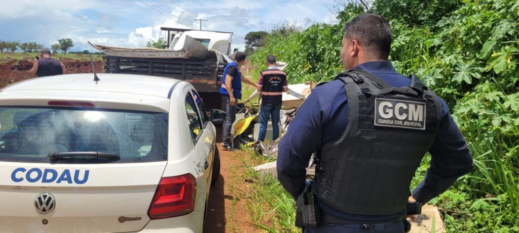 Motorista de caminhão é multado em mais de R$ 7 Mil por descarte irregular de lixo em Uberaba