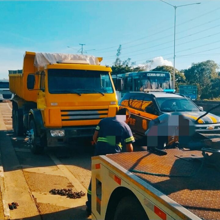 PRF flagra caminhão com diversas irregularidades em Simões Filho