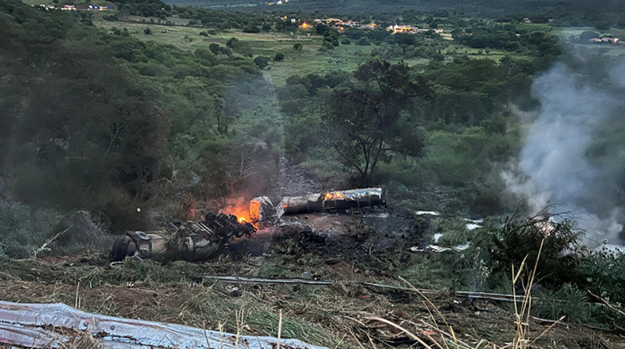 Caminhoneiro morre após veículo tombar e pegar fogo na BR-316, no Piauí