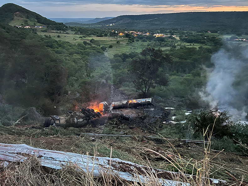 Caminhoneiro morre após veículo tombar e pegar fogo na BR-316, no Piauí