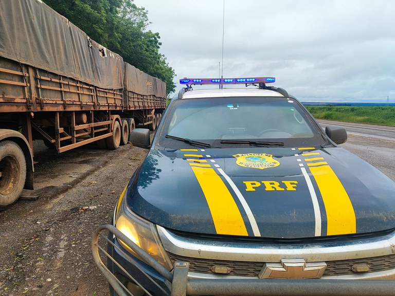 Acidente na BR-163 em Sorriso/MT revela semirreboques roubados e motorista sem CNH