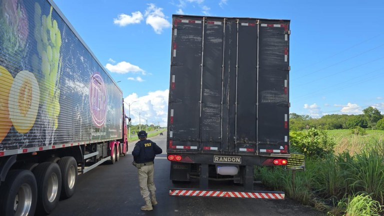 PRF recupera semirreboque clonado e prende suspeito de roubo de carga e sequestro em Teresina