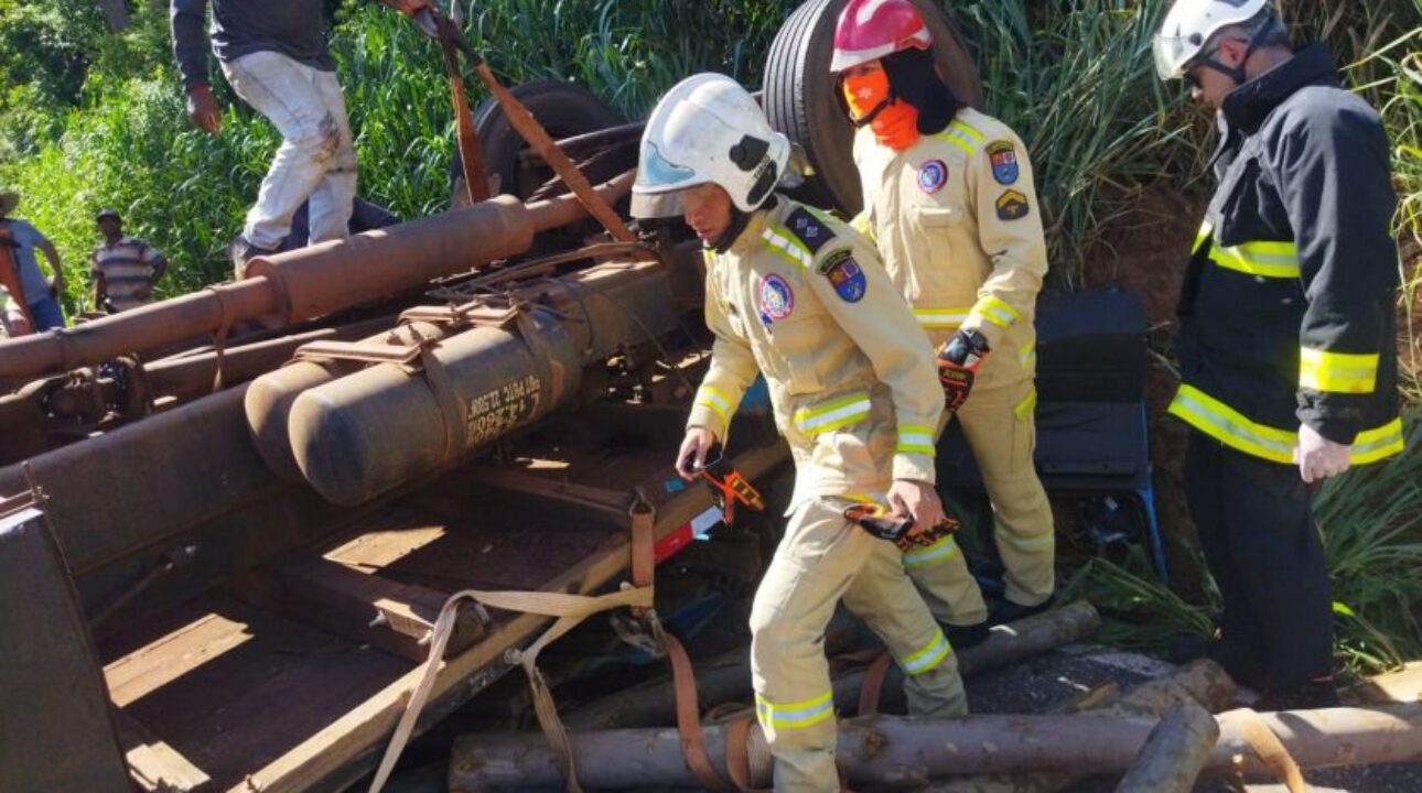 Caminhoneiro morre em capotamento na PR-576, no noroeste do Paraná