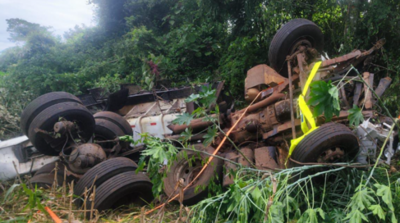 Motorista fica preso às ferragens após caminhão sair da pista na BR-158