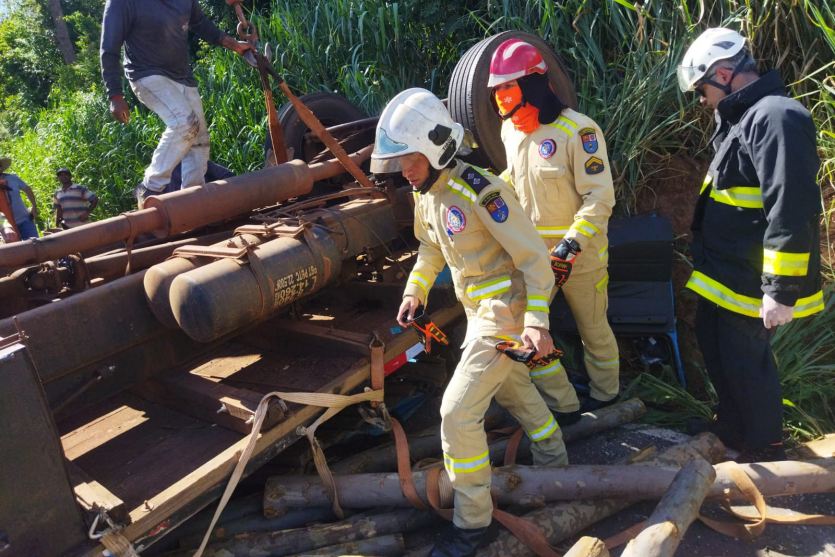 Caminhoneiro morre em capotamento na PR-576, no noroeste do Paraná