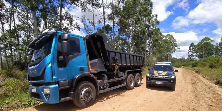 PRF e Brigada Militar resgatam caminhoneiro e recuperam veículos roubados em Triunfo