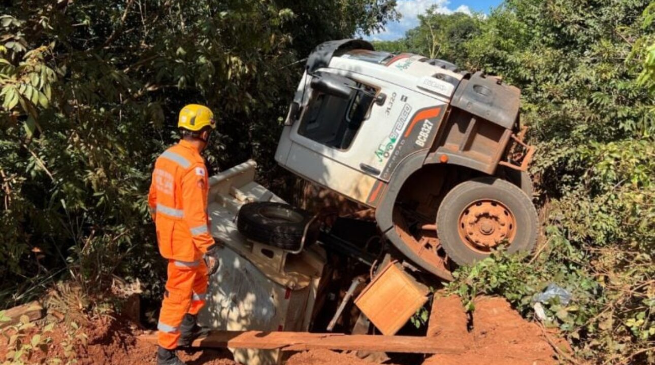 Caminhão carregado com cascalho cai de ponte na BR-464 e motorista fica ferido