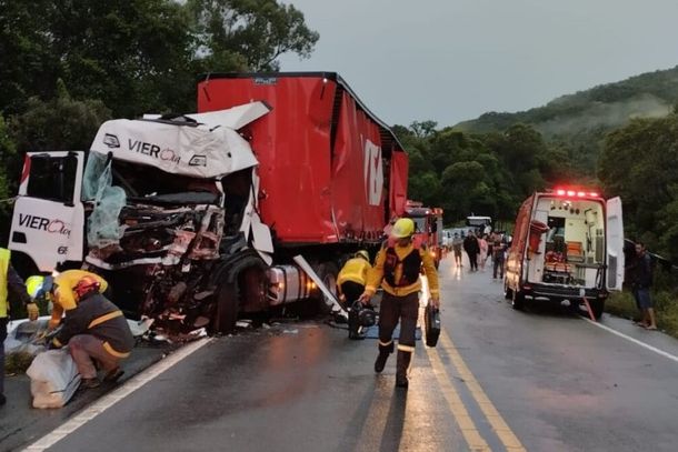 Colisão entre carretas na BR-282 deixa um morto e uma mulher ferida