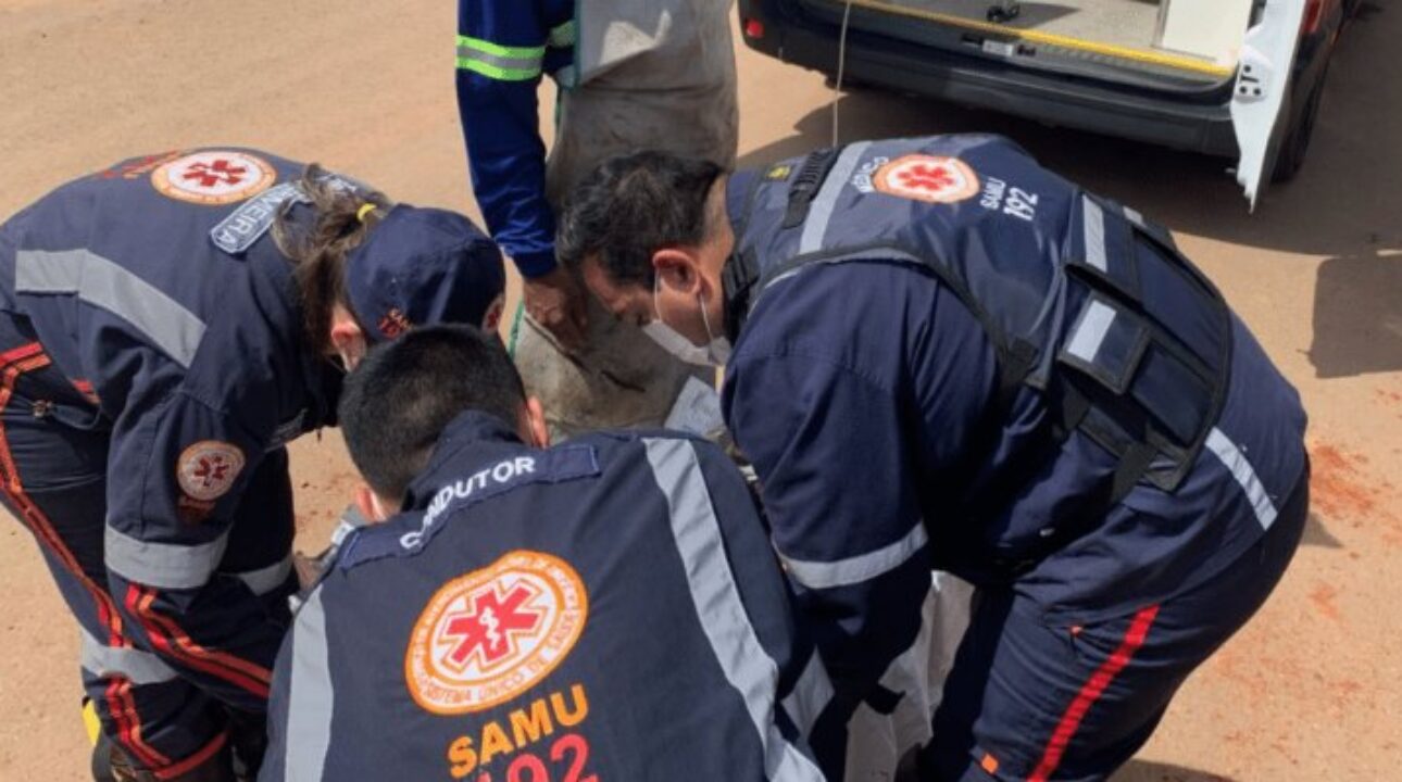 Caminhoneiro sofre acidente ao retirar lona de veículo e é socorrido pelo SAMU