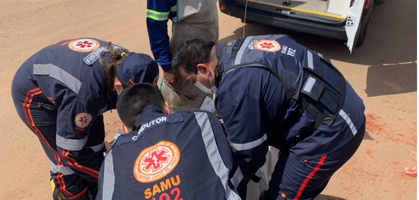 Caminhoneiro sofre acidente ao retirar lona de veículo e é socorrido pelo SAMU