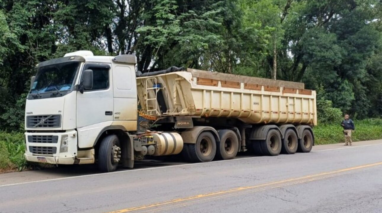 PRF flagra carreta com 16 toneladas acima do permitido na BR-470 em Curitibanos