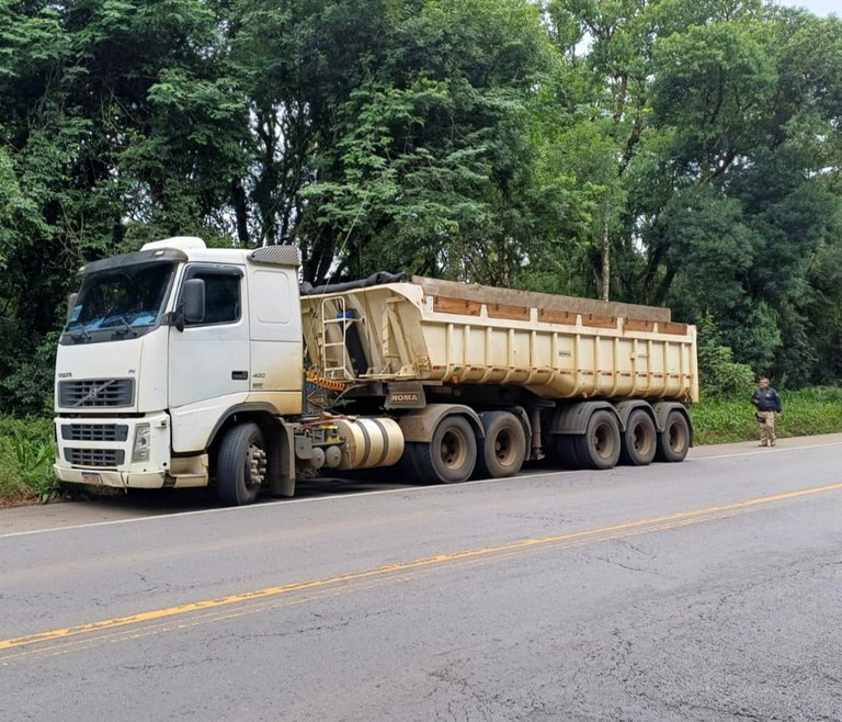 PRF flagra carreta com 16 toneladas acima do permitido na BR-470 em Curitibanos