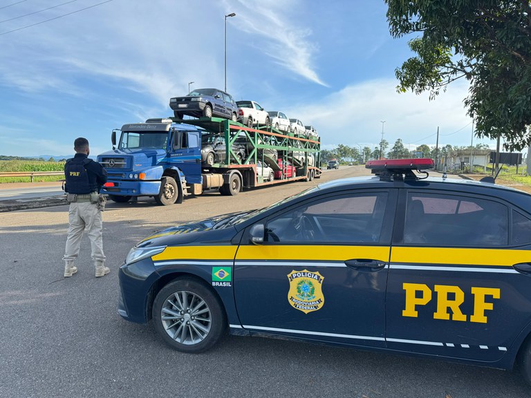 PRF apreende três veículos clonados transportados em cegonha na BR-381