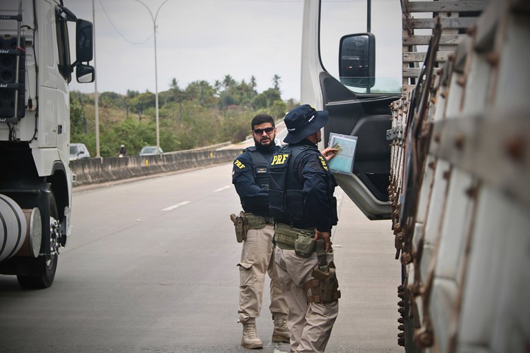 Criança de 12 anos é flagrada dirigindo caminhão na BR-235, em Sergipe