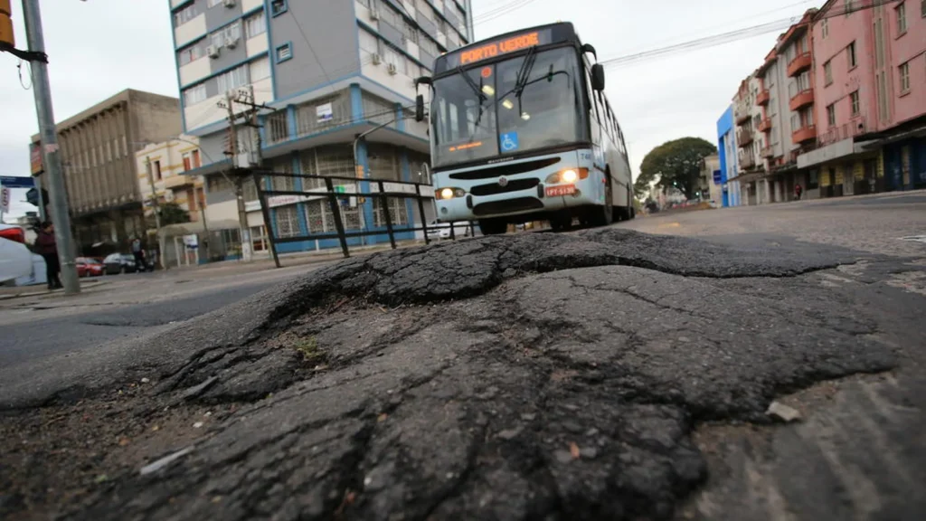 Por que o asfalto forma ondulações e bolhas? Entenda as causas e os impactos