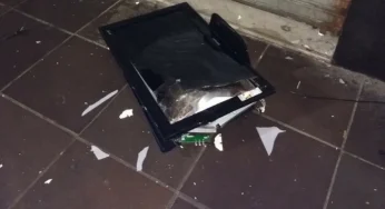 Caminhoneiro destrói TV ao descobrir que esposa dormia fora durante suas viagens