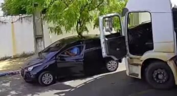 Caminhoneiro quebra vidro de carro estacionado para tentar manobra, mas não consegue passar