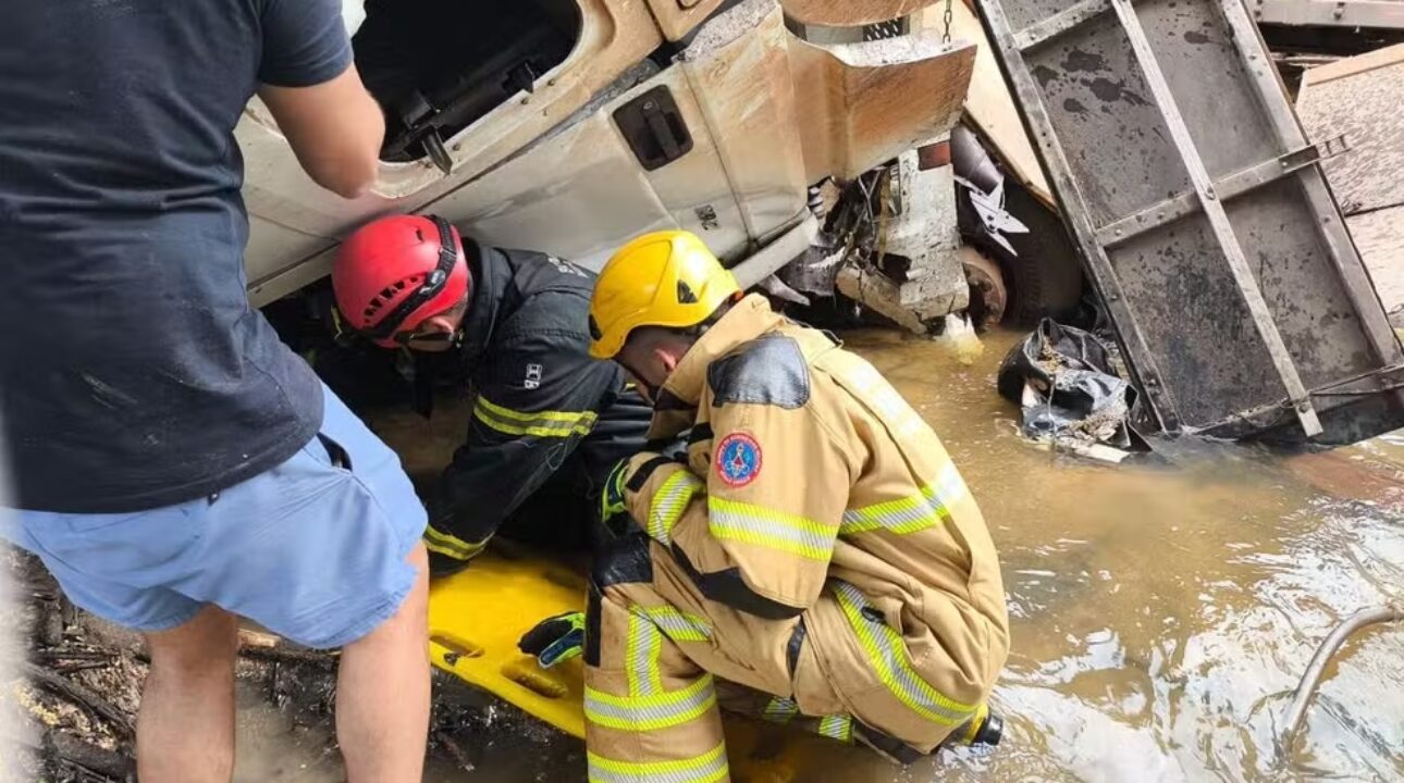 Caminhoneiro tem perna amputada após sofre grave acidente na BR-040