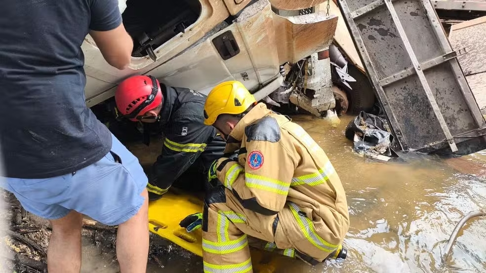 Caminhoneiro tem perna amputada após sofre grave acidente na BR-040