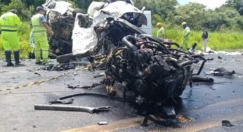 Grave acidente entre van e caminhão deixa dois mortos e dois feridos na BR-277