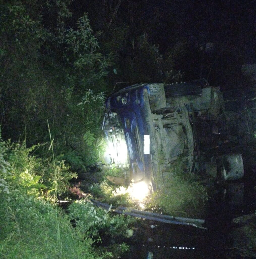 Motorista morre após tombamento de caminhão-tanque na BR-470, em Santa Catarina