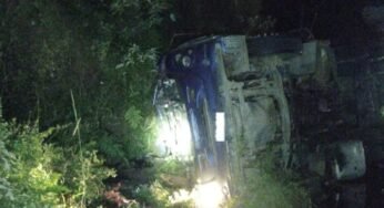 Motorista morre após tombamento de caminhão-tanque na BR-470, em Santa Catarina