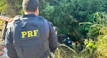 Caminhoneiro morre após caminhão capotar na BR-153, no Paraná